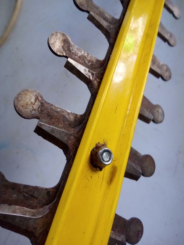 Cuchilla cortasetos en muy buen estado