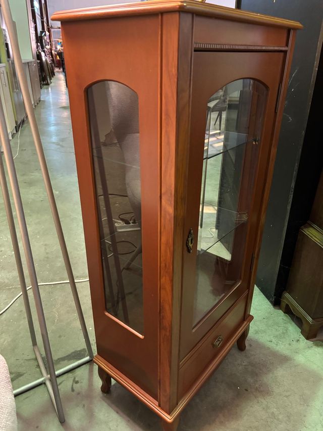 Vitrina de madera marrón