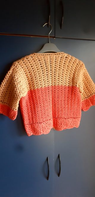 Giacche e una canotta lavorate a mano in cotone