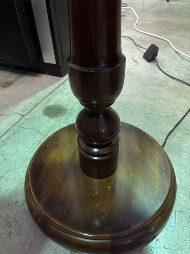 Lámpara de pie con mesa auxiliar de madera