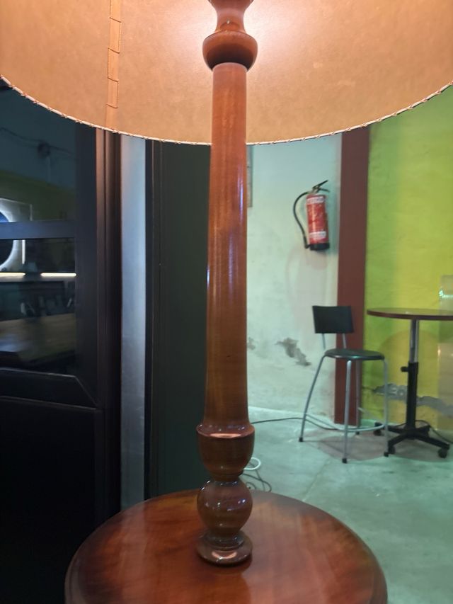 Lámpara de pie con mesa auxiliar de madera