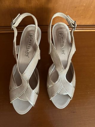 Sandalias Pitillos color oro tacón alto