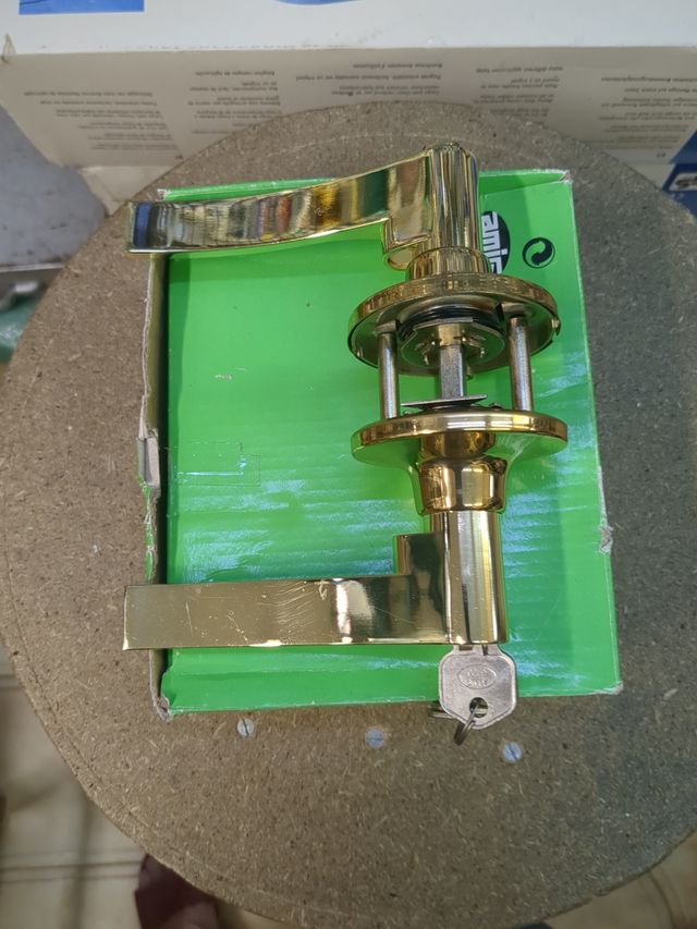 Manilla latón dorada con llave