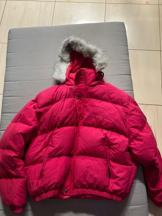 Abrigo rosa acolchado con capucha