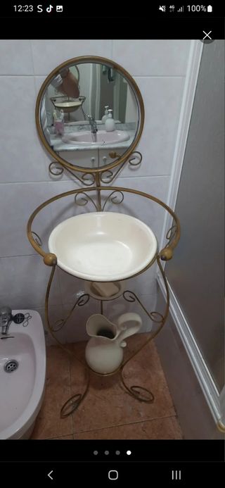 Palanganero antiguo con espejo