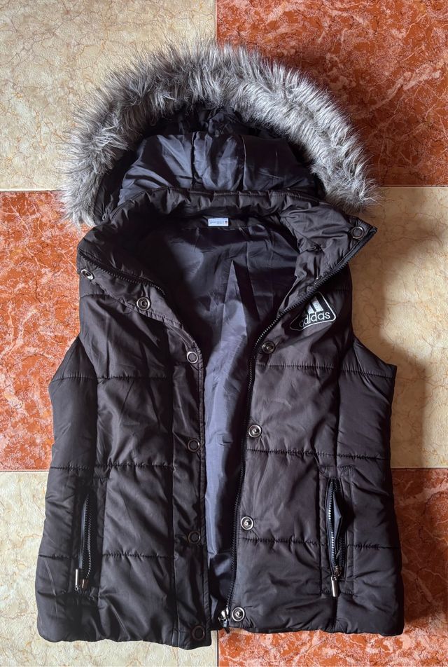 Chaleco Cecilia Classics negro con capucha