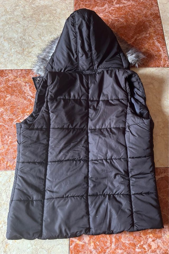 Chaleco Cecilia Classics negro con capucha