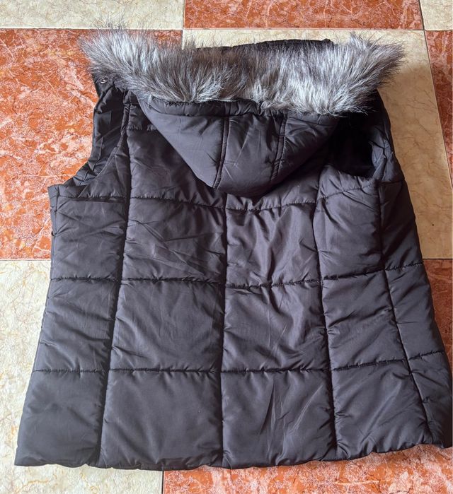 Chaleco Cecilia Classics negro con capucha