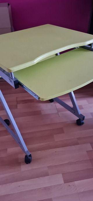 Escritorio con ruedas y bandeja para ordenador