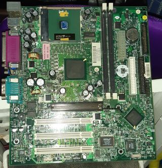 Placa base Intel Pentium III con procesador. 