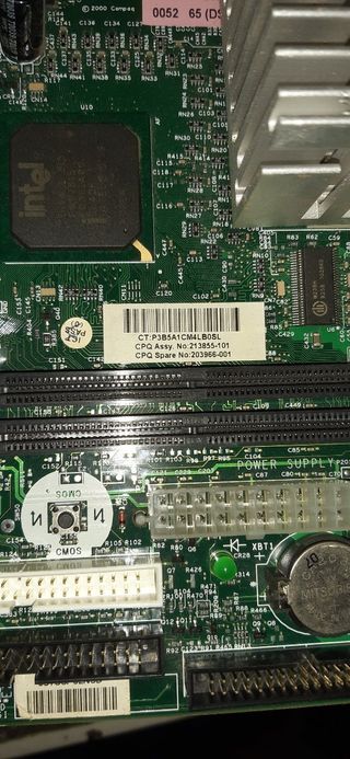 Placa base Intel Pentium III con procesador. 