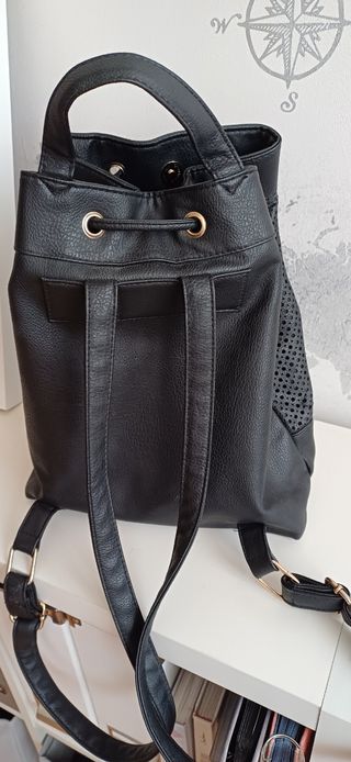 Bolso mochila negra - estilo bandolera
