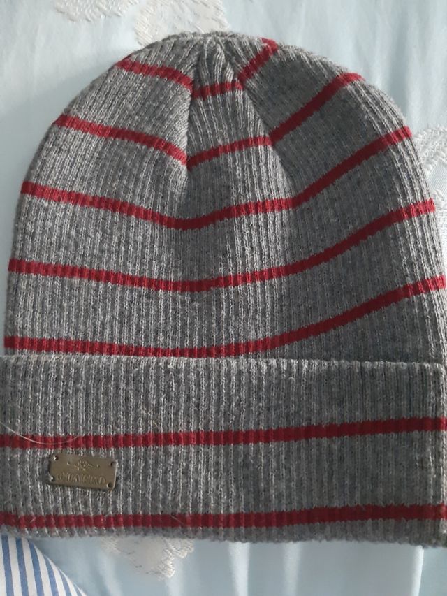 Cappellino grigio e rosso a righe