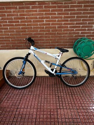 Bicileta de montaña de doble suspensión