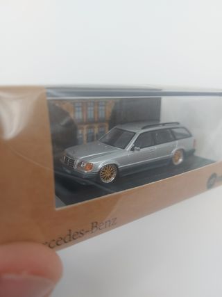 Mercedes Benz S124 1/64 Mortal