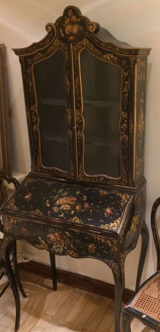 Bureau antiguo con vitrina – estilo chinoiserie en