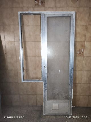 Puerta aluminio c/ventana usada