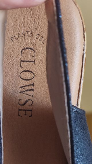 Sandalias negras de cuña con algo de brillo 