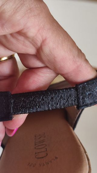 Sandalias negras de cuña con algo de brillo 