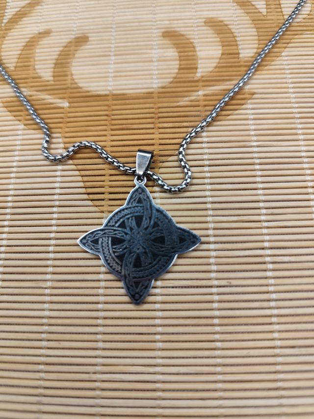 Colar com Pingente Estrela Céltica