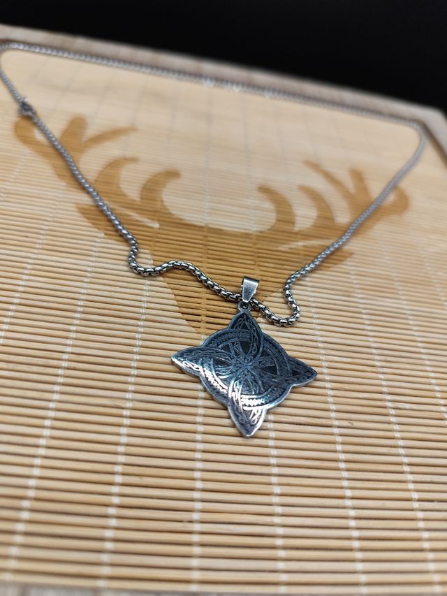 Colar com Pingente Estrela Céltica