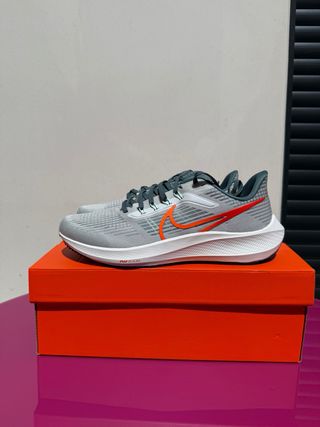 Nike Air Zoom Pegasus 39 - Gris/Naranja