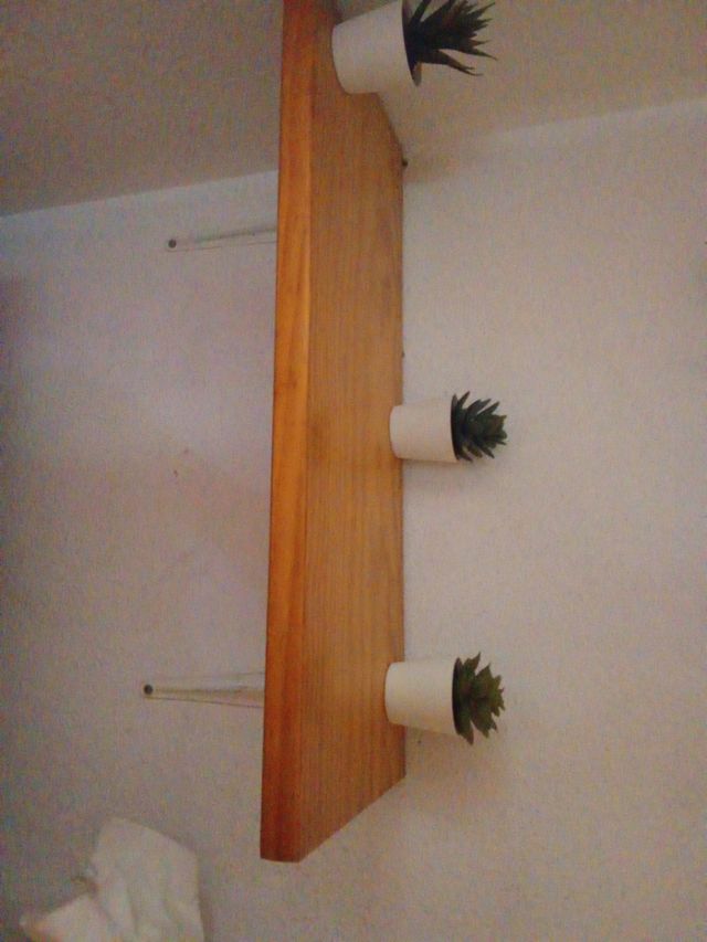 Repisa de madera marrón