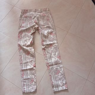 Pantaloni beige e rosa a fantasia