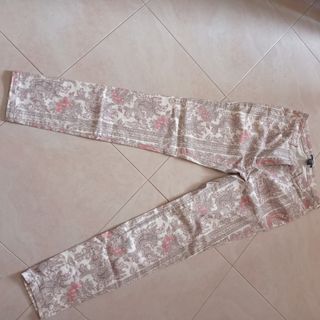 Pantaloni beige e rosa a fantasia