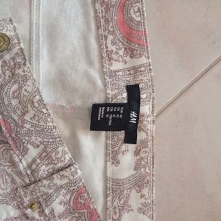 Pantaloni beige e rosa a fantasia