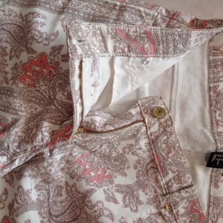 Pantaloni beige e rosa a fantasia