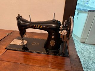 Máquina coser Alfa antigua