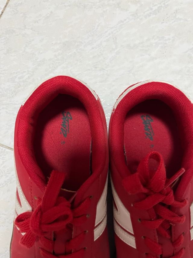 Zapatillas rojas y blancas