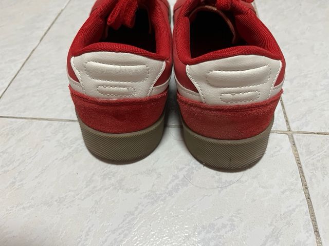 Zapatillas rojas y blancas