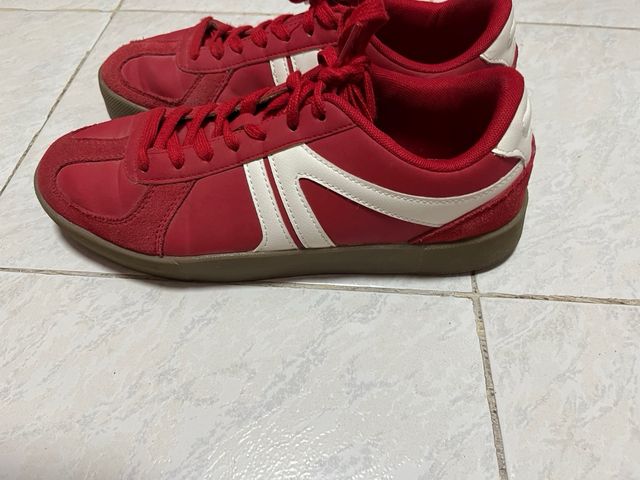Zapatillas rojas y blancas