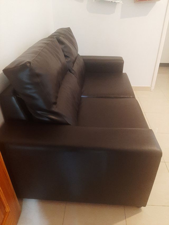 Ocasión!! Sofá 2 plazas - piel sintética marrón.