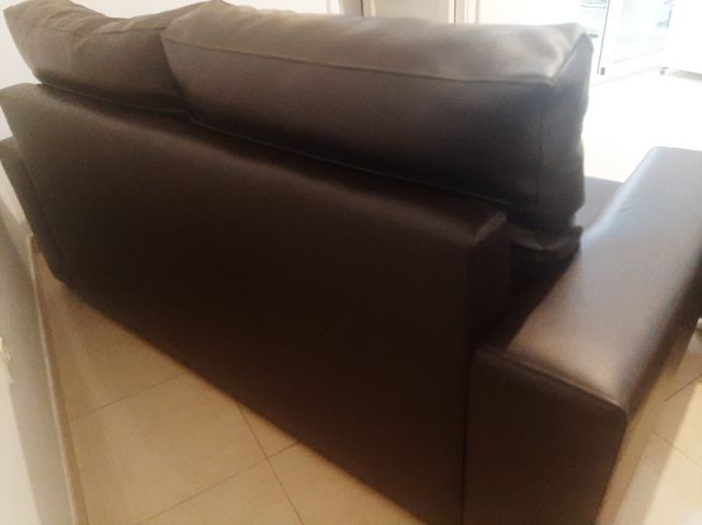 Ocasión!! Sofá 2 plazas - piel sintética marrón.
