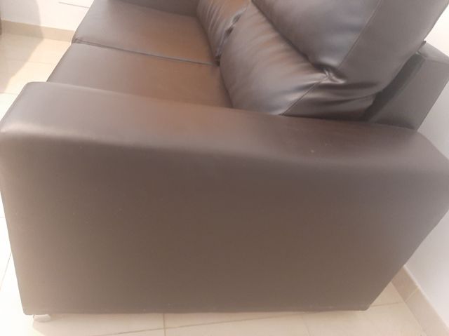 Ocasión!! Sofá 2 plazas - piel sintética marrón.