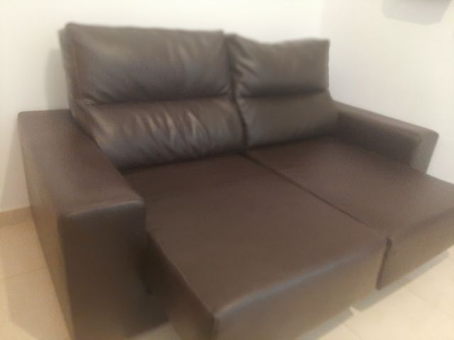 Ocasión!! Sofá 2 plazas - piel sintética marrón.