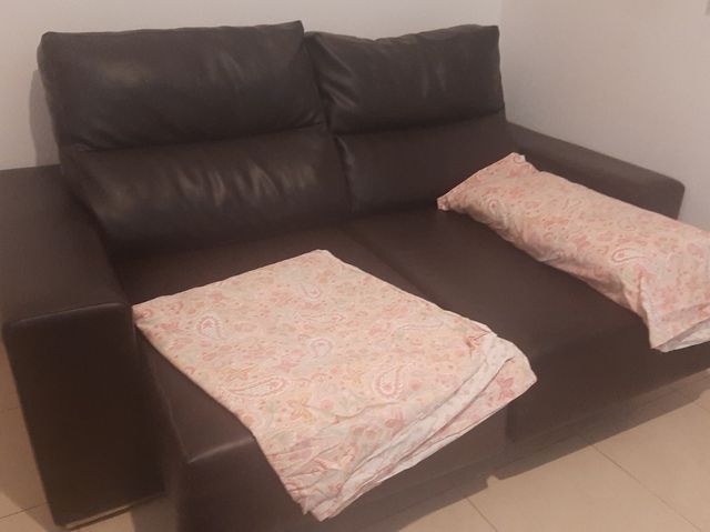 Ocasión!! Sofá 2 plazas - piel sintética marrón.