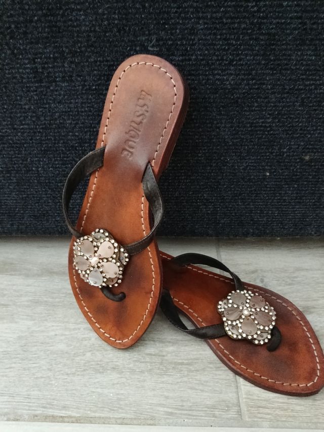 Sandalias planas Mystique marrón y negro