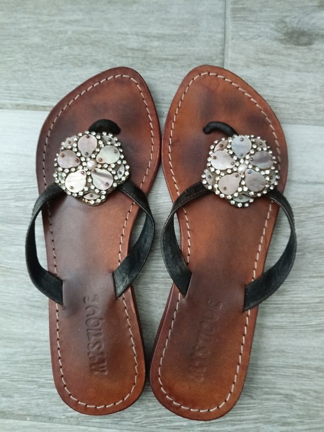 Sandalias planas Mystique marrón y negro