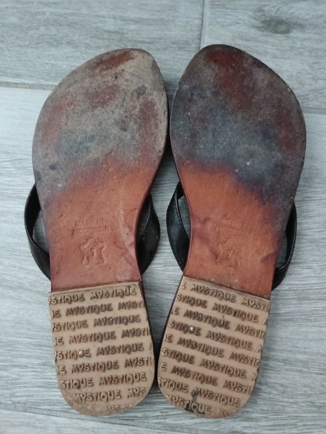 Sandalias planas Mystique marrón y negro