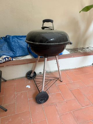 Barbacoa negra de metal. Marca Weber.