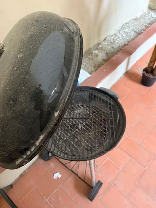 Barbacoa negra de metal. Marca Weber.