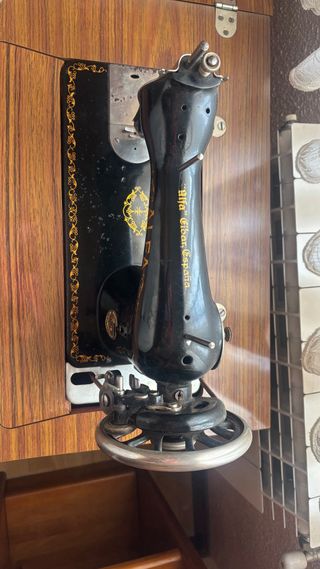 Máquina de coser Alfa antigua