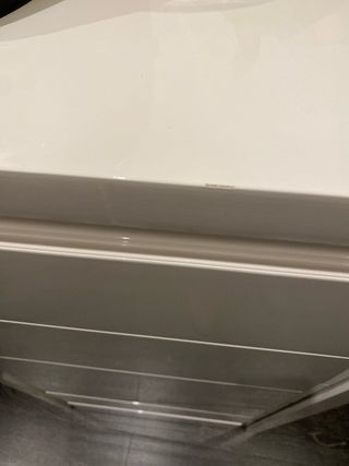 1 sinfonier cómoda blanco lacado y 1 mesita