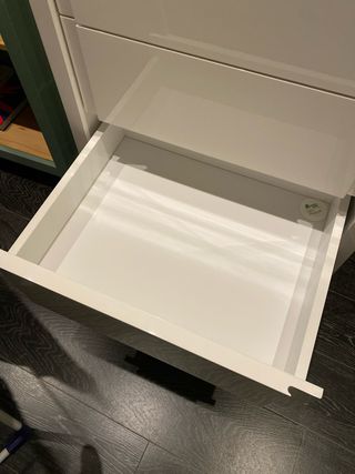 1 sinfonier cómoda blanco lacado y 1 mesita