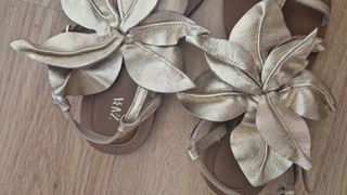 Sandalias Zara doradas planas. Verano 25