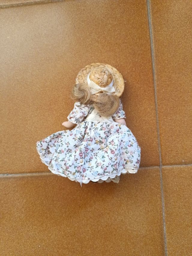 Bambola vintage in porcellana